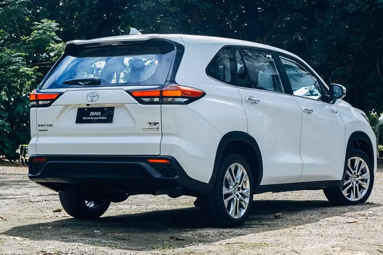 Toyota Innova 2024 được phát triển dựa trên cơ sở gầm bệ GA-C mới. Đây là khung gầm liền khối và đi liền với hệ dẫn động cầu trước, trong khi thế hệ cũ dùng khung gầm rời và hệ dẫn động cầu sau. Khung gầm mới giúp xe được nới rộng đáng kể về kích thước.