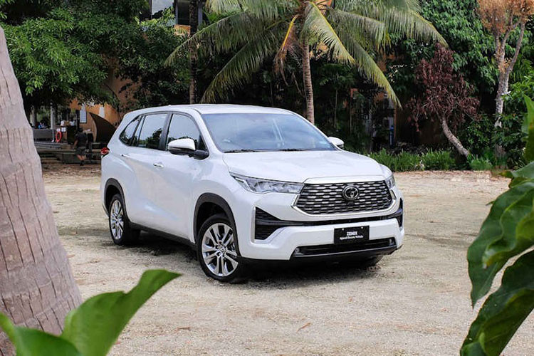 Hiện một số đại lý đã bắt đầu nhận đặt cọc Toyota Innova thế hệ mới. Theo thông tin mới nhất từ tư vấn viên bán hàng, Toyota Innova 2024 đã về Việt Nam và sẽ chính thức ra mắt vào tháng 10 năm nay. Xe hiện đã có mặt tại nhà máy Toyota tại Vĩnh Phúc để hãng đào tạo sản phẩm cho nhân viên đại lý, chuẩn bị cho sự kiện ra mắt.