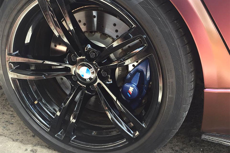 Thậm chí, Cường "Đô-la" còn trình diễn drift trên chiếc sedan hiệu suất cao BMW M3 này trước mặt" 2 siêu xe đình đám Ferrari 458 Italia độ Liberty Walk và Lamborghini Aventador LP700-4 màu xanh Lemans của một người yêu xe tại Vũng Tàu.