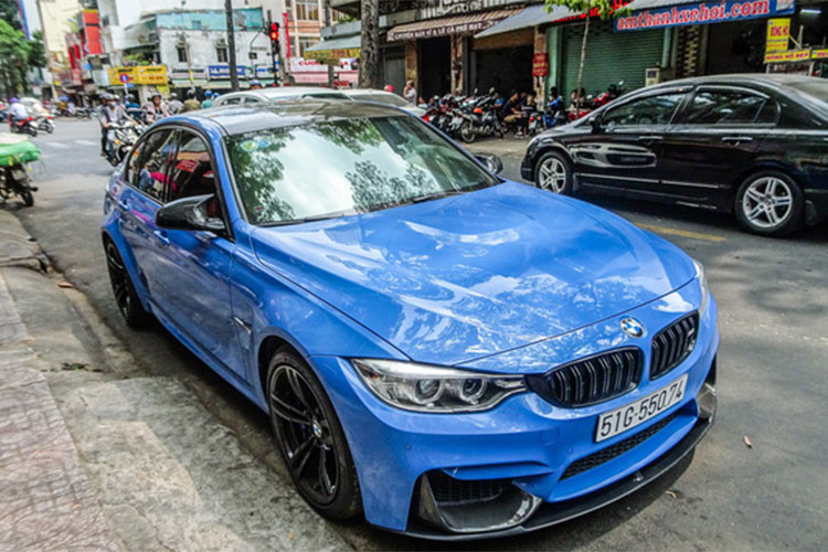 Hiện chưa rõ chi phí thay áo cho chiếc sedan hiệu suất cao BMW M3 này. Chỉ biết rằng, nguyên bản xe có màu sơn xanh Yas Marina. BMW M3 được xem là xe thể thao "hàng hiếm" tại Việt Nam bởi số lượng khá ít ỏi, mức giá chính hãng của xe hiện được niêm yết khoảng 3,79 tỷ đồng.