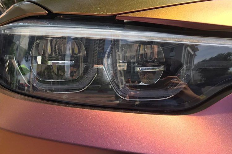 Đối lập với bộ áo độc đáo "tắc kè hoa" có thể chuyển đổi màu sắc theo góc nhìn của người xem, chiếc BMW M3 còn có các chi tiết như cánh lướt gió phía trước, ốp hốc gió 2 bên, vỏ gương, đuôi cá và bộ phận khuếch tán gió phía sau bằng sợi carbon tạo điểm nhấn khá bắt mắt.