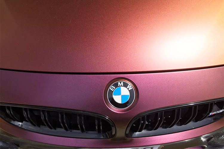 Điều đáng nói, ngoại thất chiếc xe thể thao BMW M3 này đã được chủ nhân dán đổi màu theo phong cách "tắc kè hoa", đây là 1 trong những bộ áo cá tính nhất và hiện không ít những chiếc siêu xe, SUV hạng sang như Range Rover sở hữu ngoại thất này.