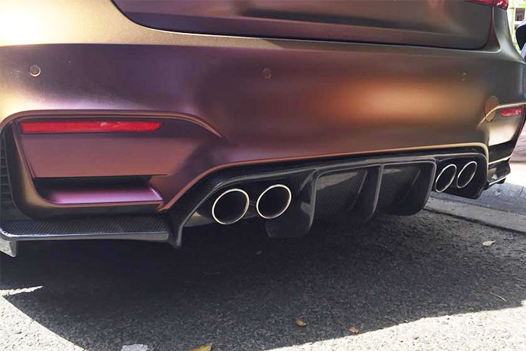 BMW M3 là chiếc sedan hiệu suất cao của BMW 3-Series, mẫu xe này được trang bị khối động cơ I4, 6 xy-lanh xếp thẳng hàng, tăng áp kép, dung tích 3.0 lít, sản sinh công suất tối đa 425 mã lực tại dải vòng tua máy 5.500 đến 7.300 vòng/phút và mô-men xoắn 550 Nm tại dải vòng tua máy đến 1.850 đến 5.500 vòng/phút