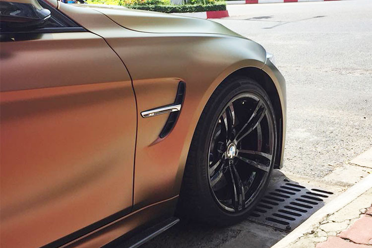 Chiếc sedan hiệu suất cao BMW M3 này trước khi xuất hiện tại thành phố biển Vũng Tàu còn có tờ giấy "xe xin số". Trước đó, chiếc xe này mang biển kiểm soát Sài thành và được Cường Đô la cầm lái đi Đà Lạt cùng với siêu xe Ferrari 458 Italia và Lamborghini Aventador LP700-4.