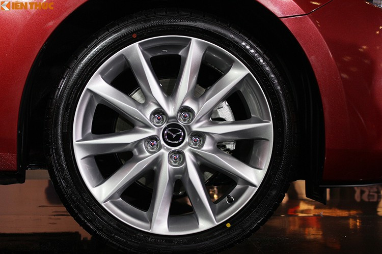 Xe được trang bị vành hợp kim đa chấu kích cỡ 18 inch, lốp xe kích cỡ 215/45. Hệ thống kiểm soát hành trình cũng như mở cửa không cần chìa khóa. Cùng với đó là hệ thống an toàn gồm: cân bằng điện tử DSC, chống bó cứng phanh ABS, phân phối lực phanh điện tử EBD, cảnh báo phanh khẩn cấp ESS, hỗ trợ phanh khẩn cấp BA...