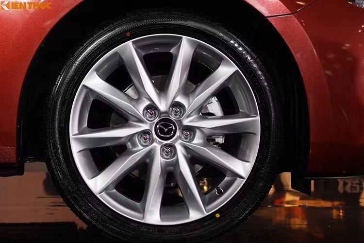 Xe được trang bị vành hợp kim đa chấu kích cỡ 18 inch, lốp xe kích cỡ 215/45. Hệ thống kiểm soát hành trình cũng như mở cửa không cần chìa khóa. Cùng với đó là hệ thống an toàn gồm: cân bằng điện tử DSC, chống bó cứng phanh ABS, phân phối lực phanh điện tử EBD, cảnh báo phanh khẩn cấp ESS, hỗ trợ phanh khẩn cấp BA...