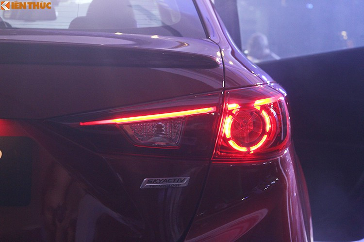 Xe được trang bị đèn sương mù nằm thấp hơn. Đèn hậu Led vẫn được trang bị cho cả hai phiên bản mới này. Riêng đối với phiên bản Mazda3 hatchback, phần cản sau được thiết kế lại sắc sảo và thể thao hơn. Thân xe thiết kế vẫn mang đậm dấu ấn của ngôn ngữ Kodo vốn được hãng xe Mazda áp dụng vào nhiều dòng xe của mình trong thời gian qua.