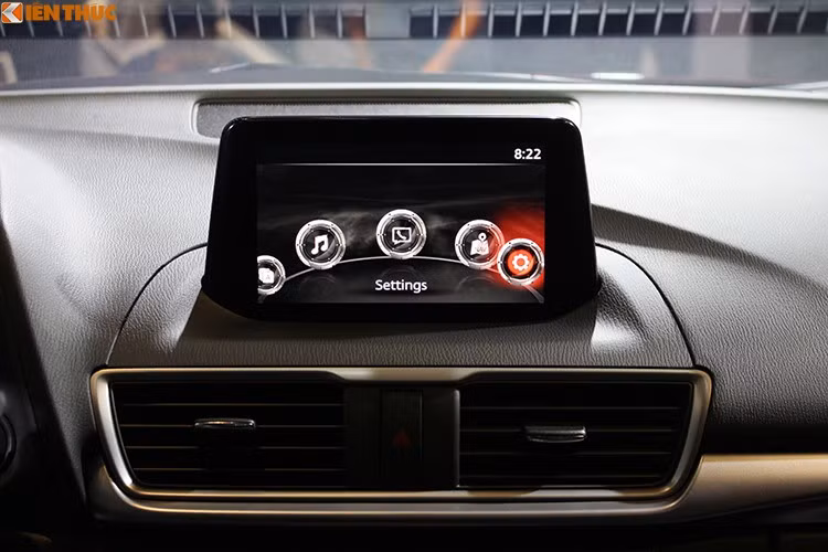 Xe được tích hợp hệ thống giải trí cao cấp Mazda Connect với màn hình cảm ứng 7’’ đa sắc, kết hợp cụm nút xoay điều khiển độc đáo. Màn hình hiển thị đầy đủ các thông tin về khả năng vận hành, hệ thống giải trí, danh bạ được đồng bộ từ điện thoại. Đặc biệt, trên phiên bản cao cấp nhất nó còn được trang bị hệ thống màn hình HUD đa sắc.