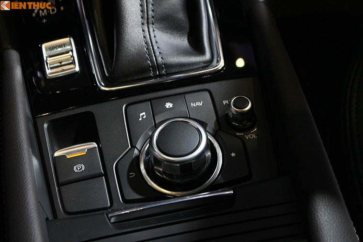 Mazda3 2018 được đánh giá cao nhờ hệ thống hỗ trợ kiểm soát gia tốc G-Vectoring Control (GVC), hệ thống dựa vào các thông số vận hành như góc đánh lái, vận tốc xe để kiểm soát hoạt động của động cơ, từ đó điều chỉnh mô-men xoắn của động cơ một cách phù hợp và hiệu quả. Ngoài ra, nó còn được đánh giá cao bởi công nghệ động cơ SkyActiv.