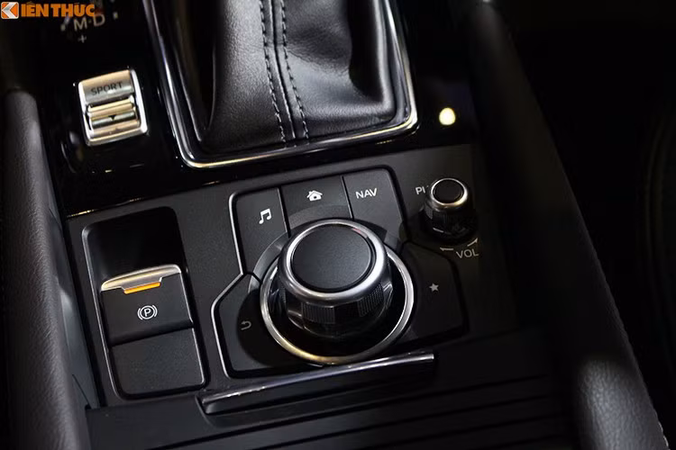 Mazda3 2018 được đánh giá cao nhờ hệ thống hỗ trợ kiểm soát gia tốc G-Vectoring Control (GVC), hệ thống dựa vào các thông số vận hành như góc đánh lái, vận tốc xe để kiểm soát hoạt động của động cơ, từ đó điều chỉnh mô-men xoắn của động cơ một cách phù hợp và hiệu quả. Ngoài ra, nó còn được đánh giá cao bởi công nghệ động cơ SkyActiv.