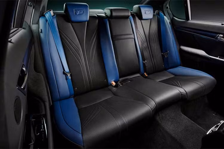 Bên cạnh đó, xe còn được trang bị hệ thống giảm xóc tối ưu và hệ thống Active Sound Control giúp hạn chế tiếng ồn và lọc âm thanh hiệu quả.