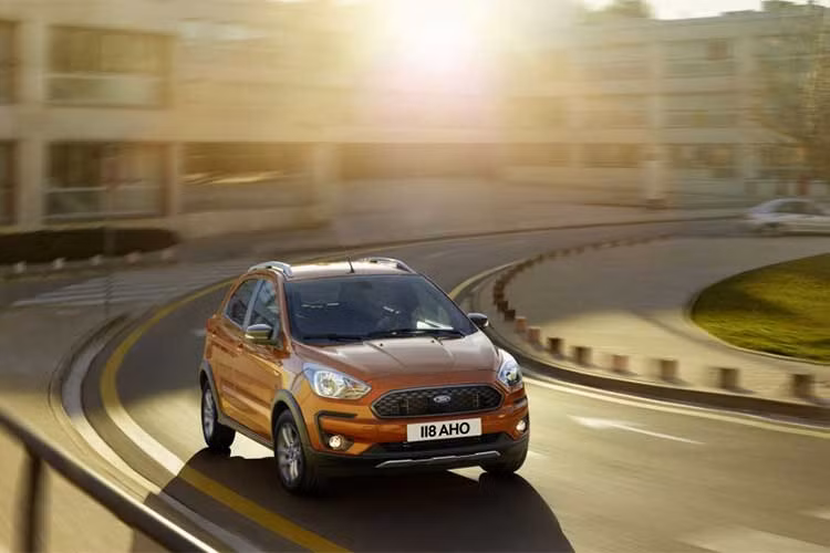 Tất cả các động cơ đều được kết hợp với hộp số sàn 5 cấp. Động cơ xăng 1.2 mới thay thế cho động cơ Duratec cũ, giúp tăng hơn 10 phần trăm mô men xoắn trong khoảng 1.000-3.000 vòng/phút cũng như tiết kiệm nhiên liệu hiệu quả hơn 4%.