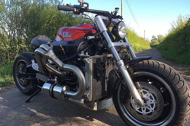 Bình xăng của xe đặt bên dưới thay cho vị trí thông thường bên trên. Streetfighter được rao bán trên eBay. Một khách hàng đã trả 7.150 USD để sở hữu chiếc xe môtô khủng này nhưng chưa được chủ nhân đồng ý.