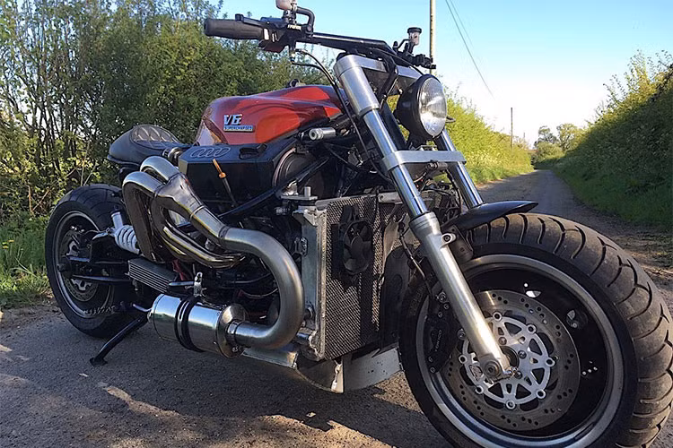 Bình xăng của xe đặt bên dưới thay cho vị trí thông thường bên trên. Streetfighter được rao bán trên eBay. Một khách hàng đã trả 7.150 USD để sở hữu chiếc xe môtô khủng này nhưng chưa được chủ nhân đồng ý.