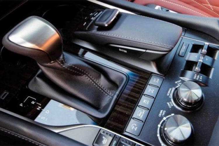 Bảng điều khiển đặt cạnh cần số dày đặc nút bấm. Công nghệ đáng chú ý là chế độ gài cầu, nâng hạ gầm điện tử và lựa chọn địa hình Multi Terrain Select. Ghế ngồi có cả 2 chức năng quạt gió và sưởi ấm.