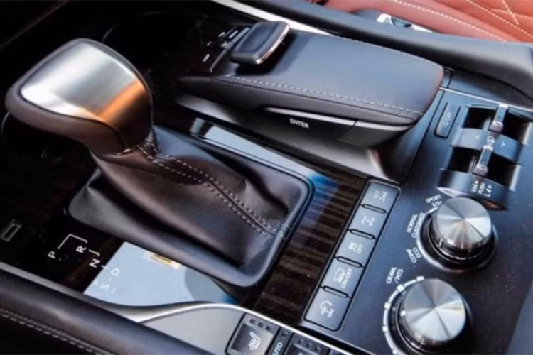 Bảng điều khiển đặt cạnh cần số dày đặc nút bấm. Công nghệ đáng chú ý là chế độ gài cầu, nâng hạ gầm điện tử và lựa chọn địa hình Multi Terrain Select. Ghế ngồi có cả 2 chức năng quạt gió và sưởi ấm.