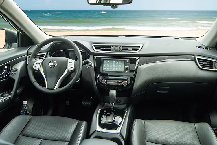 Được quan tâm nhất trong đợt giảm giá này, Nissan X-Trail trở thành hiện tượng của làng crossover khi giá bán của bản AWD chỉ còn 986 triệu đồng. Đây là mẫu xe đẫn động 4 bánh 7 chỗ hiếm hoi có giá dưới 1 tỷ đồng.