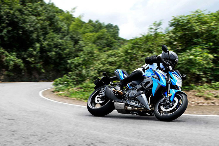 Hiện tại, xe đã có mặt tại hệ thống bán xe của Suzuki trên toàn quốc. Mức giá xe Suzuki GSX-S1000 2021 với mức đề xuất chính hãng là 399,9 triệu đồng. Đây được xem là đối thủ của Yamaha MT-10, Honda CB1000... tại thị trường Việt Nam.