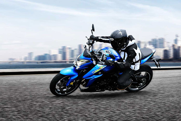 Cung cấp sức mạnh cho Suzuki GSX-S1000 2021 là khối động cơ 4 xylanh, dung tích 999 cc, làm mát bằng dung dịch, sản sinh công suất tối đa 143 mã lực tại tua máy 10.000 vòng/phút và mômen xoắn cực đại 106 Nm tại tua máy 9.600 vòng/phút. Đi kèm với động cơ này là hộp số côn tay 6 cấp và hệ thống phun xăng điện tử.