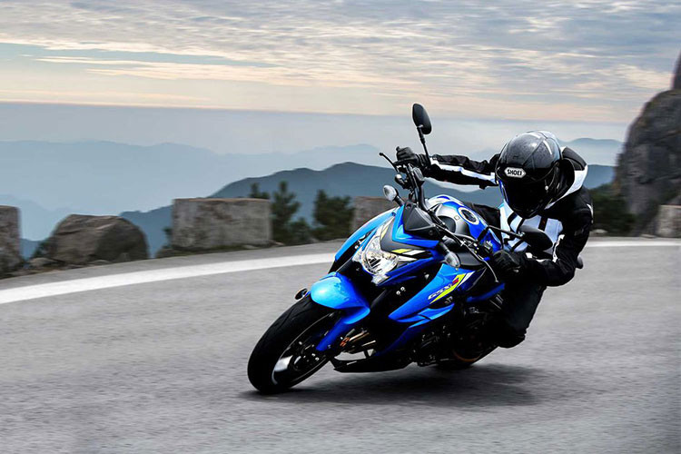 Hệ thống treo của xe mang thương hiệu Kayaba gồm cặp phuộc trước hành trình ngược, kích thước 43mm và giảm xóc lò xo trụ đơn phía sau cùng giảm chấn thủy lực. Xe sử dụng cặp vành đúc hợp kim nhôm 17 inch có thiết kế bắt mắt với 6 chấu. Cả bánh trước lẫn bánh sau đều được trang bị phanh đĩa với đĩa đôi ở trước kích thước 310mm và đĩa sau 250mm, tích hợp hệ thống chống bó cứng phanh ABS.