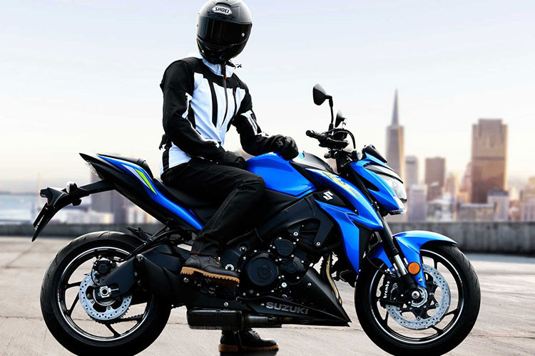 Mới đây, Suzuki vừa chính thức ra mắt phiên bản mới cho mẫu naked-bike phân khối lớn GSX-S1000 tại thị trường Việt Nam. Theo đó, Suzuki GSX-S1000 2021 mới tại Việt Nam sẽ có hai tuỳ chọn màu hoàn toàn mới là Xanh Đen và Đen Xám.