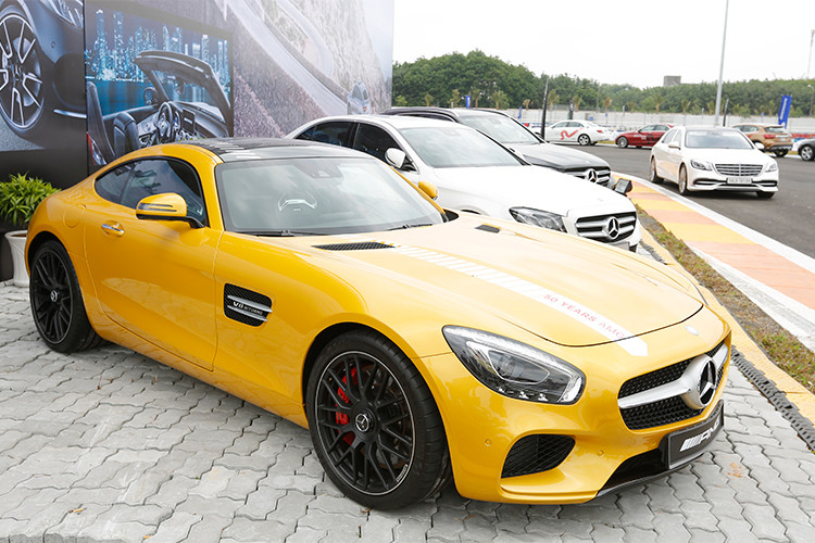 Mercedes-Benz Việt Nam mang đến sự kiện MBDA 2018 hơn 30 xe để khách hàng lái thử bao gồm cả sedan lẫn SUV, từ A-Class đến S-Class, từ GLA đến GLS. Đáng chú ý, khách hàng có thể trải nghiệm các mẫu xe hiệu năng cao Mercedes-AMG A 45 4MATIC và Mercedes-AMG CLA 45 4MATIC trên đường đua Đại Nam.