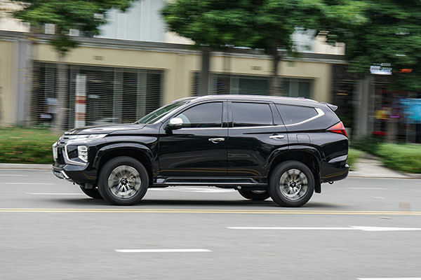 Lua chon Mitsubishi Pajero Sport hay Fortuner Legender ban 1 cau?-Hinh-2