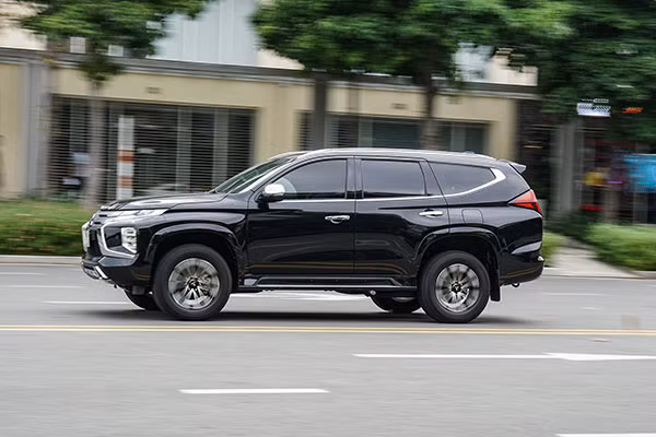 Lua chon Mitsubishi Pajero Sport hay Fortuner Legender ban 1 cau?-Hinh-2