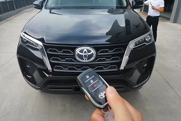 Lua chon Mitsubishi Pajero Sport hay Fortuner Legender ban 1 cau?-Hinh-3