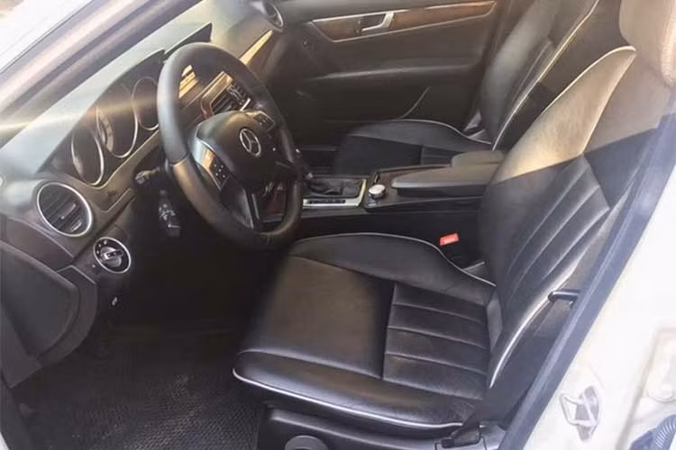 Nếu là một người kỹ tính, bạn cũng có thể thấy các chi tiết bên trong xe còn khá tốt, các thiết bị dùng tới hơn 6 năm vẫn có ngoại hình khá ổn định.