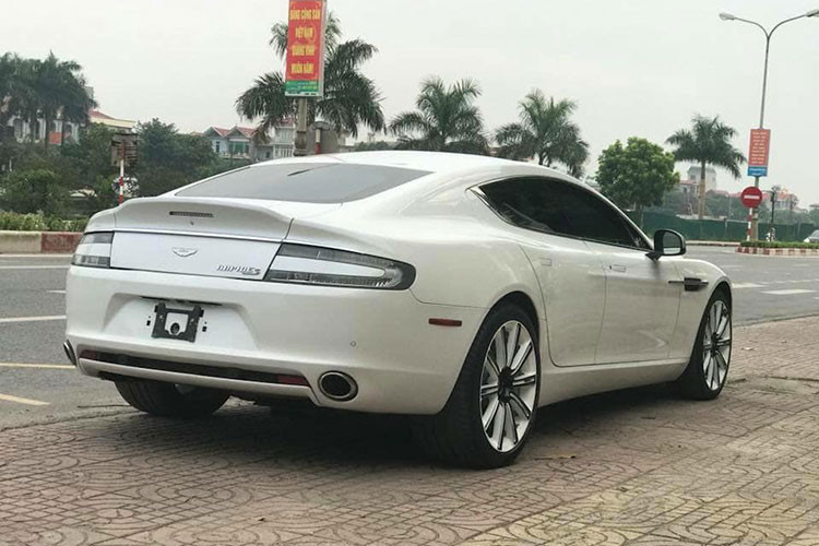 Thiết kế của Aston Martin Rapide S nổi bật với lưới tản nhiệt lớn 8 nan ngang, cản trước nhỏ, đèn pha không có nhiều thay đổi so với Rapide, dải đèn LED chạy ngày vẫn được giữ nguyên, trên nắp ca-pô có 2 khe thoát gió nhỏ cho động cơ bên dưới. Xe được trang bị bộ la-zăng 10 chấu làm từ hợp kim mạ chrome sáng.