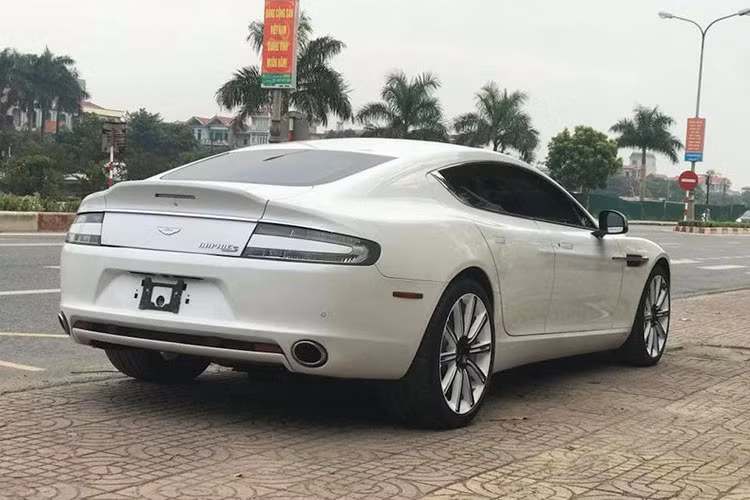Thiết kế của Aston Martin Rapide S nổi bật với lưới tản nhiệt lớn 8 nan ngang, cản trước nhỏ, đèn pha không có nhiều thay đổi so với Rapide, dải đèn LED chạy ngày vẫn được giữ nguyên, trên nắp ca-pô có 2 khe thoát gió nhỏ cho động cơ bên dưới. Xe được trang bị bộ la-zăng 10 chấu làm từ hợp kim mạ chrome sáng.