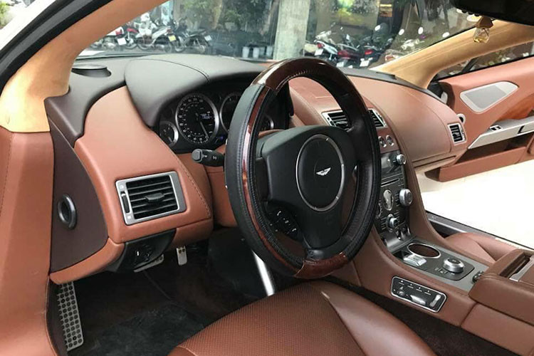 Bảng điều khiển trung tâm có bốn đồng hồ chính, bao gồm đồng hồ vận tốc và tua máy ở chính giữa, đồng hồ báo nhiệt độ máy và lượng xăng trong bình ở hai bên. Bảng táp-lô đơn giản, được bao bọc bởi nhôm bóng, chìa khóa pha lê thông minh nằm ở trung tâm bảng điều khiển. Để khởi động, người lái cần tra chìa vào ổ rồi nhấn đầu chìa khóa. Một màn hình màu kiểu head-up sẽ hiện lên khi khởi động.