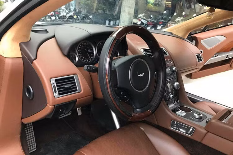 Bảng điều khiển trung tâm có bốn đồng hồ chính, bao gồm đồng hồ vận tốc và tua máy ở chính giữa, đồng hồ báo nhiệt độ máy và lượng xăng trong bình ở hai bên. Bảng táp-lô đơn giản, được bao bọc bởi nhôm bóng, chìa khóa pha lê thông minh nằm ở trung tâm bảng điều khiển. Để khởi động, người lái cần tra chìa vào ổ rồi nhấn đầu chìa khóa. Một màn hình màu kiểu head-up sẽ hiện lên khi khởi động.