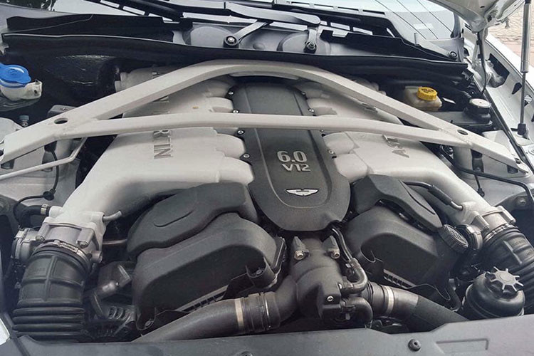 Xe sở hữu khối động cơ V12, dung tích 6,0 lít, đã được "thông nòng" công suất lên 560 mã lực, tăng 90 mã lực so với thế hệ đầu tiên. Mô-men xoắn cực đại 630 Nm. Động cơ kết hợp cùng hộp số tự động 8 cấp, giúp Aston Martin Rapide S chỉ mất khoảng thời gian 4,4 giây là có thể tăng tốc từ vị trí xuất phát lên 100 km/h trước khi đạt vận tốc tối đa 327 km/h.