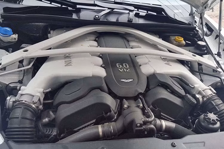 Xe sở hữu khối động cơ V12, dung tích 6,0 lít, đã được "thông nòng" công suất lên 560 mã lực, tăng 90 mã lực so với thế hệ đầu tiên. Mô-men xoắn cực đại 630 Nm. Động cơ kết hợp cùng hộp số tự động 8 cấp, giúp Aston Martin Rapide S chỉ mất khoảng thời gian 4,4 giây là có thể tăng tốc từ vị trí xuất phát lên 100 km/h trước khi đạt vận tốc tối đa 327 km/h.