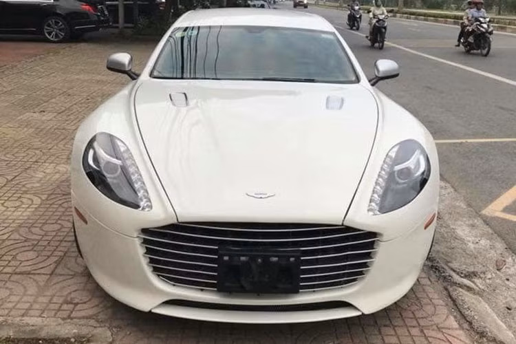 Aston Martin Rapide S đầu tiên xuất hiện tại Việt Nam được đưa về nước vào cuối năm 2015 và có mức giá khoảng 13,5 tỷ đồng tại thời điểm đó. Hiện chưa rõ mức giá bán lại của chiếc xe này sau khi đã lăn bánh khoảng gần 2 năm. Tại thị trường nước ngoài xe có giá bán 212.000 USD.