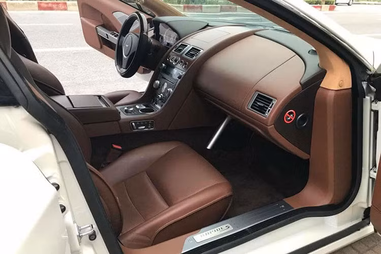 Giống như nhiều mẫu xe sang nổi tiếng trên Thế giới, siêu xe Aston Martin Rapide S cũng đi kèm với hệ thống loa hi-end công suất 1000W của hãng Bang &amp; Olufsen nổi tiếng, đem tới trải nghiệm âm thanh đỉnh cao cho những người ngồi bên trong cabin xe. Mặc dù là một mẫu xe sang, nhưng chiếc Rapide S này lại mang đậm phong cách xe thể thao.