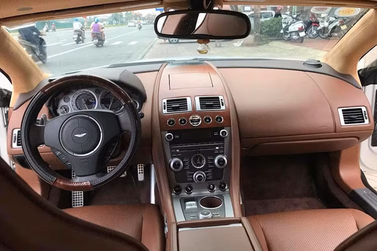 Xe sở hữu 4 cửa tương tự những chiếc sedan giúp ra vào hàng ghế sau dễ dàng hơn. Tất nhiên hàng ghế sau không thể thoải mái như những chiếc Mercedes-Benz S-Class hay Porsche Panamera, nó chỉ phù hợp với trẻ em hoặc những người chiều cao khiêm tốn. Hàng ghế sau cũng có thể gấp lại để chừa không gian cho hành lý khi không có người ngồi.