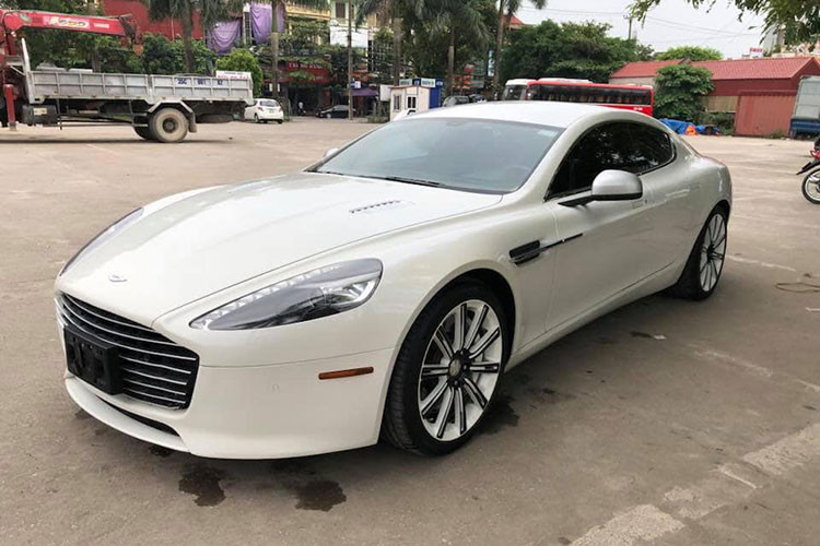 Thị trường xe sang đã qua sử dụng tại Việt Nam vừa có thêm thành viên mới là chiếc siêu xe Aston Martin Rapide S màu trắng. Đây là 1 trong 3 chiếc Aston Martin Rapide thế hệ thứ 2 được sản xuất vào năm 2014 đưa về nước, và nằm trong số 2 chiếc cùng mang ngoại thất màu trắng. Đây cũng là chiếc đầu tiên xuất hiện tại Việt Nam.