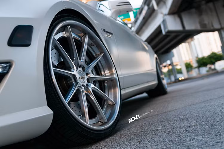 Nhưng đang tiếc một điều là ở bộ la-zăng thứ hai này, các bộ phận độ duy nhất trên chiếc Mercedes CLS63 AMG này vẫn chỉ là mâm và mâm.