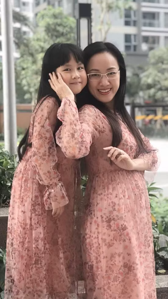 BTV Hoài Anh và con diện những chiếc đầm tone-sur-tone tạo dáng điệu đà ngày Tết.