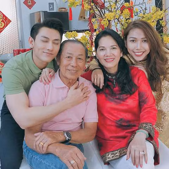 Isaac hạnh phúc bên gia đình trong dịp Tết.