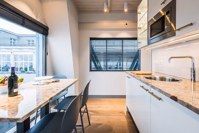 Đây là nhà bếp và khu vực ăn uống của căn hộ cần trục