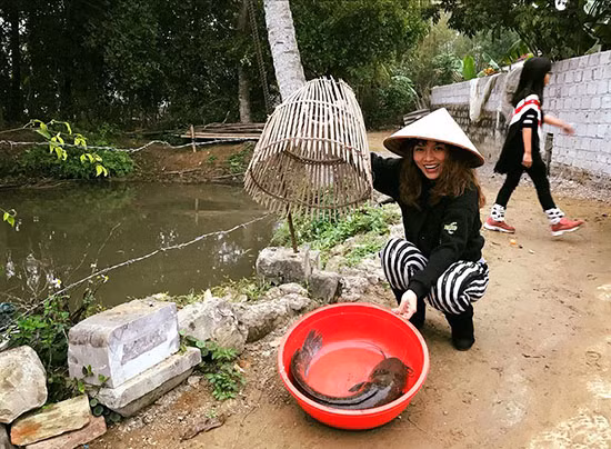Thái Thùy Linh hóa cô gái nông thôn hào hứng khi bắt được cá to: “Hứa hẹn một năm đánh bắt trĩu tay. Có ngon bơi vào đây, em úp hết”.