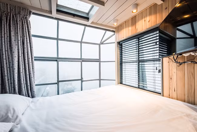 Một chiếc cần trục cũ ngoài bến cảng đã được “hô biến” để trở thành căn hộ sang trọng có bốn phòng.