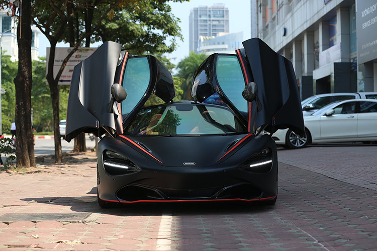 Chưa hết, McLaren 720S còn có thể tăng tốc từ 0-200 km/h trong 7,8 giây, 0-300 km/h trong 21,4 giây, hoàn thành quãng đường 400 mét trong 10,3 giây và cuối cùng là đạt vận tốc tối đa 341 km/h. Siêu xe McLaren 720S có ba chế độ lái là Comfort, Sport và Track.