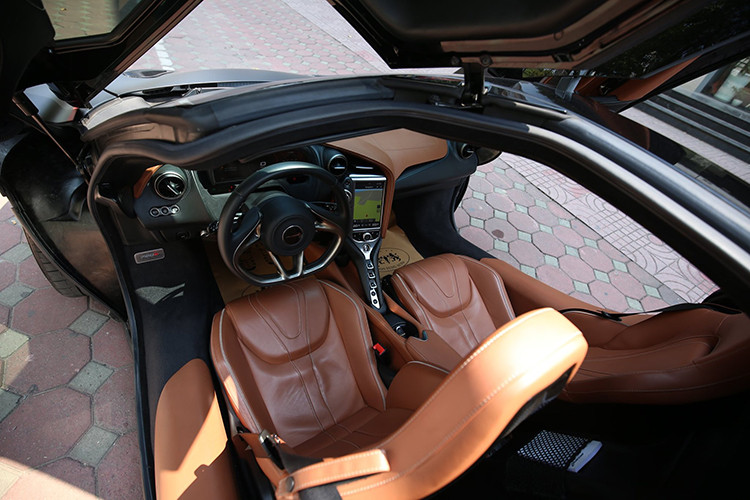 McLaren 720S sở hữu khối động cơ V8, tăng áp kép, dung tích 4.0 lít mới. Động cơ tạo ra công suất tối đa 720 mã lực và mô-men xoắn cực đại 770 Nm tại vòng tua máy 5.500 vòng/phút. Kết hợp với hộp số SSG ly hợp kép 7 cấp, động cơ cho phép McLaren 720S tăng tốc từ vị trí xuất phát lên 100 km/h trong 2,9 giây và giảm tốc từ 100-0 km/h trong 2,8 giây.