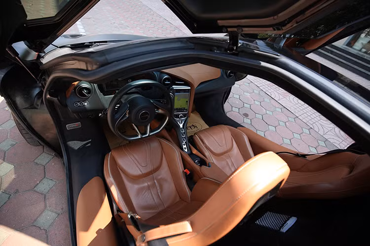 McLaren 720S sở hữu khối động cơ V8, tăng áp kép, dung tích 4.0 lít mới. Động cơ tạo ra công suất tối đa 720 mã lực và mô-men xoắn cực đại 770 Nm tại vòng tua máy 5.500 vòng/phút. Kết hợp với hộp số SSG ly hợp kép 7 cấp, động cơ cho phép McLaren 720S tăng tốc từ vị trí xuất phát lên 100 km/h trong 2,9 giây và giảm tốc từ 100-0 km/h trong 2,8 giây.