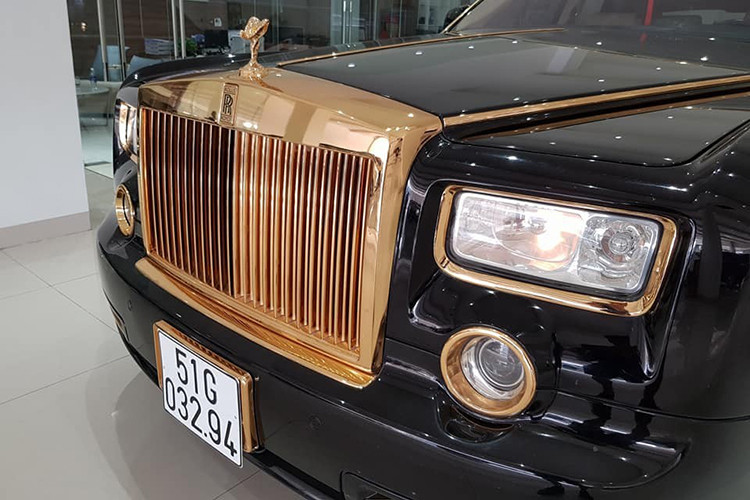 Tuy nhiên, số lượng vàng 24k được mạ trên chiếc Rolls-Royce Phantom mang biển Hà Nội lại nhiều hơn. Chưa hết, phần trên cùng lưới tản nhiệt của chiếc xe siêu sang này không chỉ đơn thuần được mạ vàng mà còn chạm khắc hình rồng rất tinh xảo.